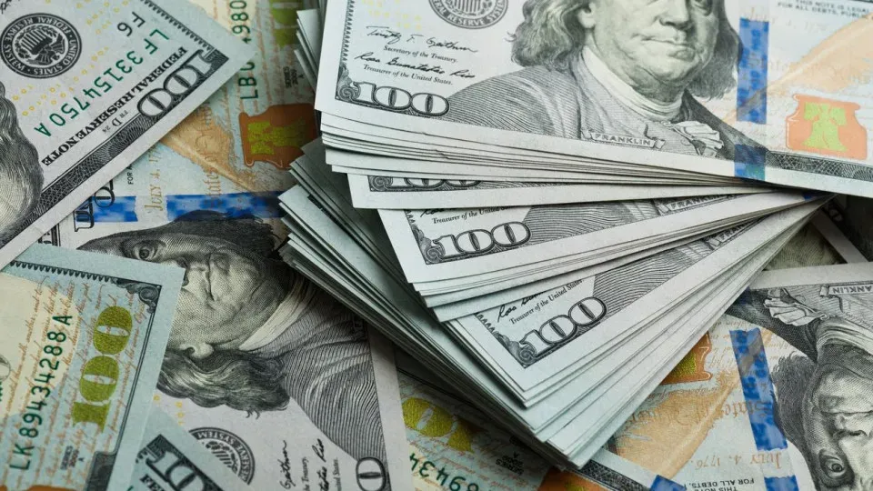 Dólar volta a ficar abaixo de R$ 5,70 e Bolsa cai com ata do Fed e tarifas de Trump