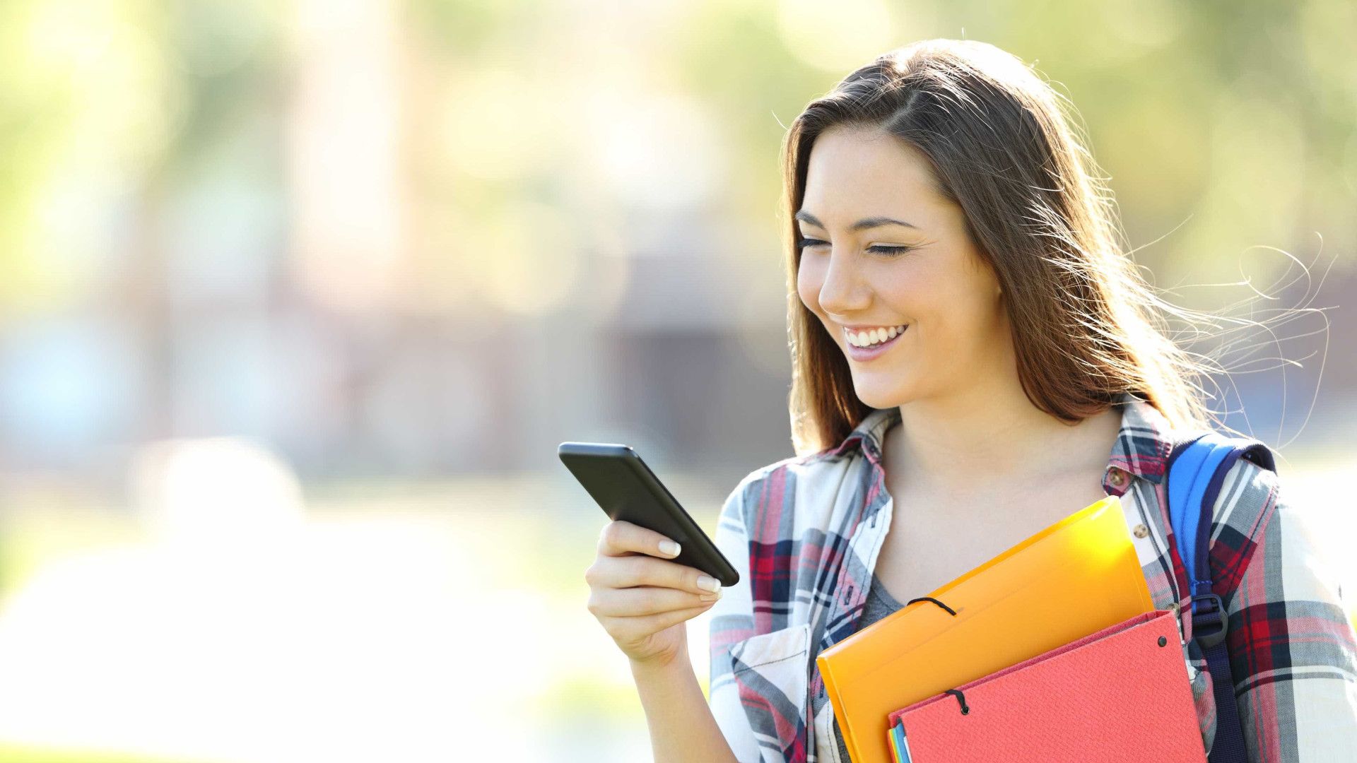 Quase 30% das escolas brasileiras proíbem o uso do celular