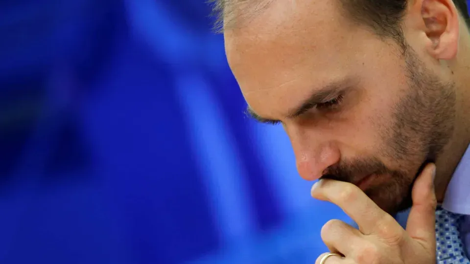 Eduardo Bolsonaro diz que 'provavelmente' abrirá mão do mandato de deputado
