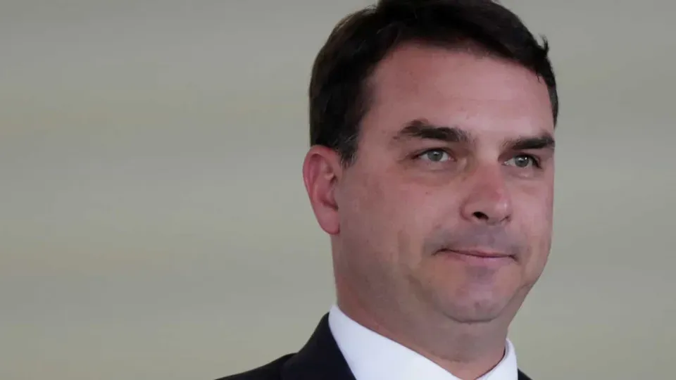Flávio Bolsonaro critica articulação contra anistia e diz que PEC da blindagem é sobrevivência