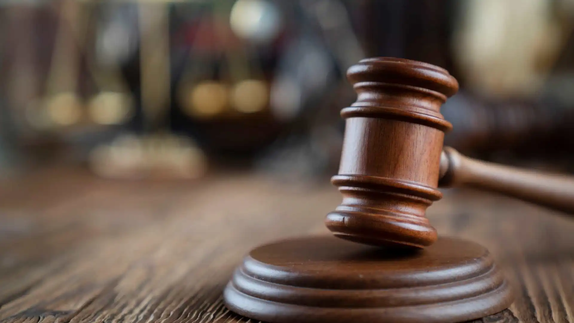 Condomínio de luxo é condenado a indenizar homem negro confundido com entregador