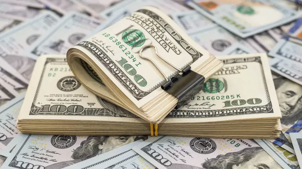 Dólar cai a R$ 5,7374 com alta de petróleo e Trump 'flexível' sobre tarifas; Galípolo é foco