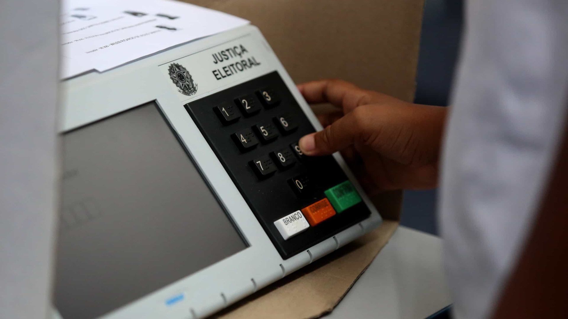 Urna eletrônica funciona fora da internet e é auditável; conheça etapas de segurança