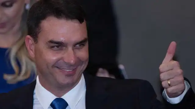Juíza manda Flávio Bolsonaro retirar do ar vídeo do pai dizendo que Boulos defende traficantes