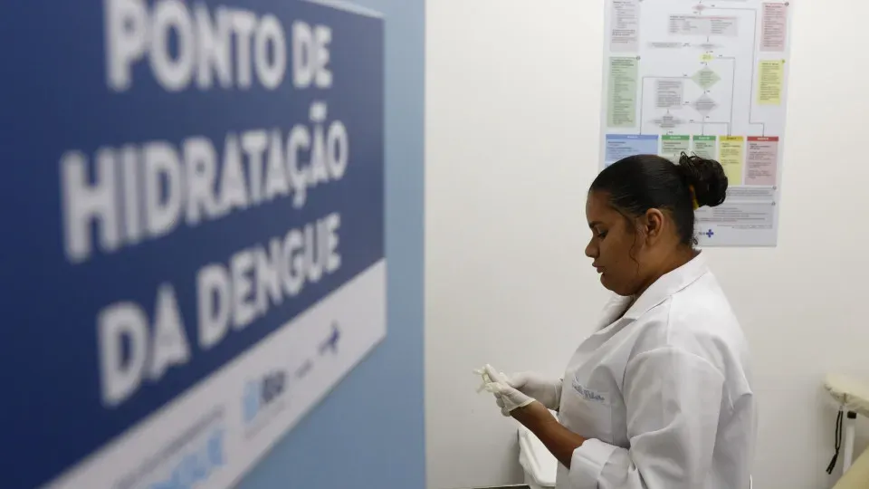 Brasil tem queda de 78% nos casos de dengue em relação a 2024, mas alerta continua