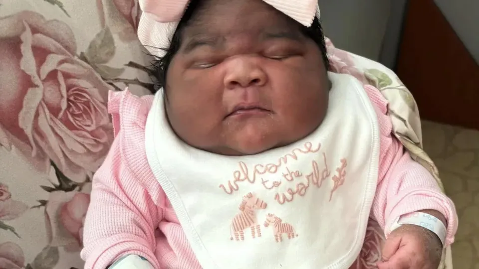 Bebê nasce com 6 kg, surpreende equipe médica e impressiona mãe
