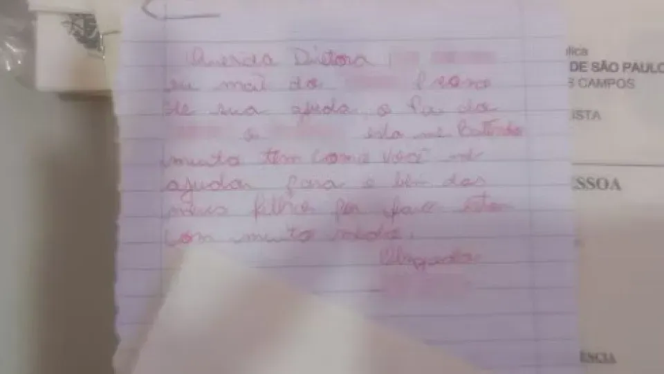 Mãe é resgatada após enviar bilhete pedindo socorro na mochila do filho