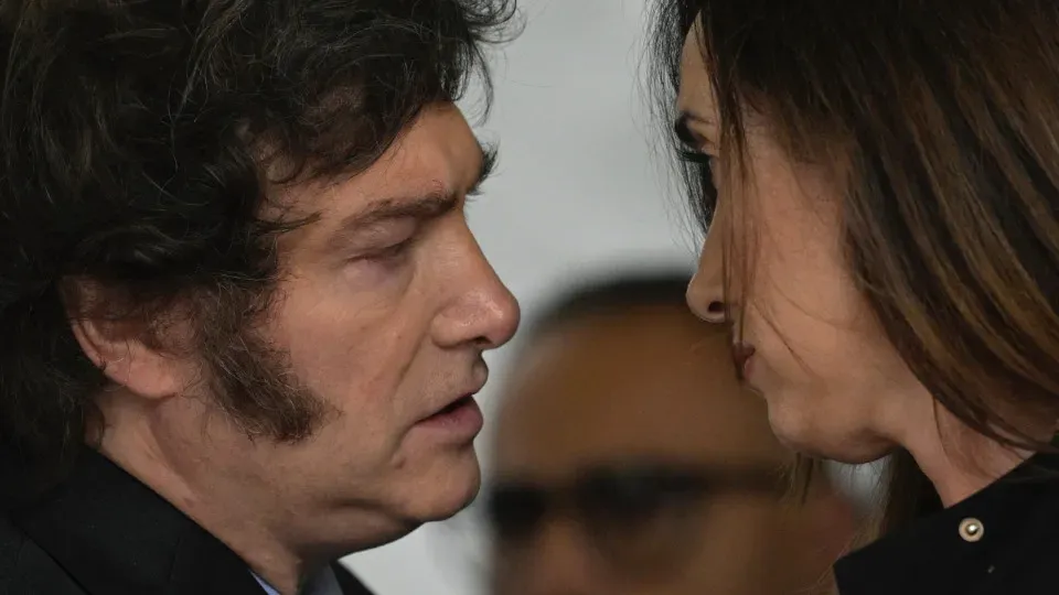 Milei volta chamar vice de "traidora" por apoiar aumento a aposentados