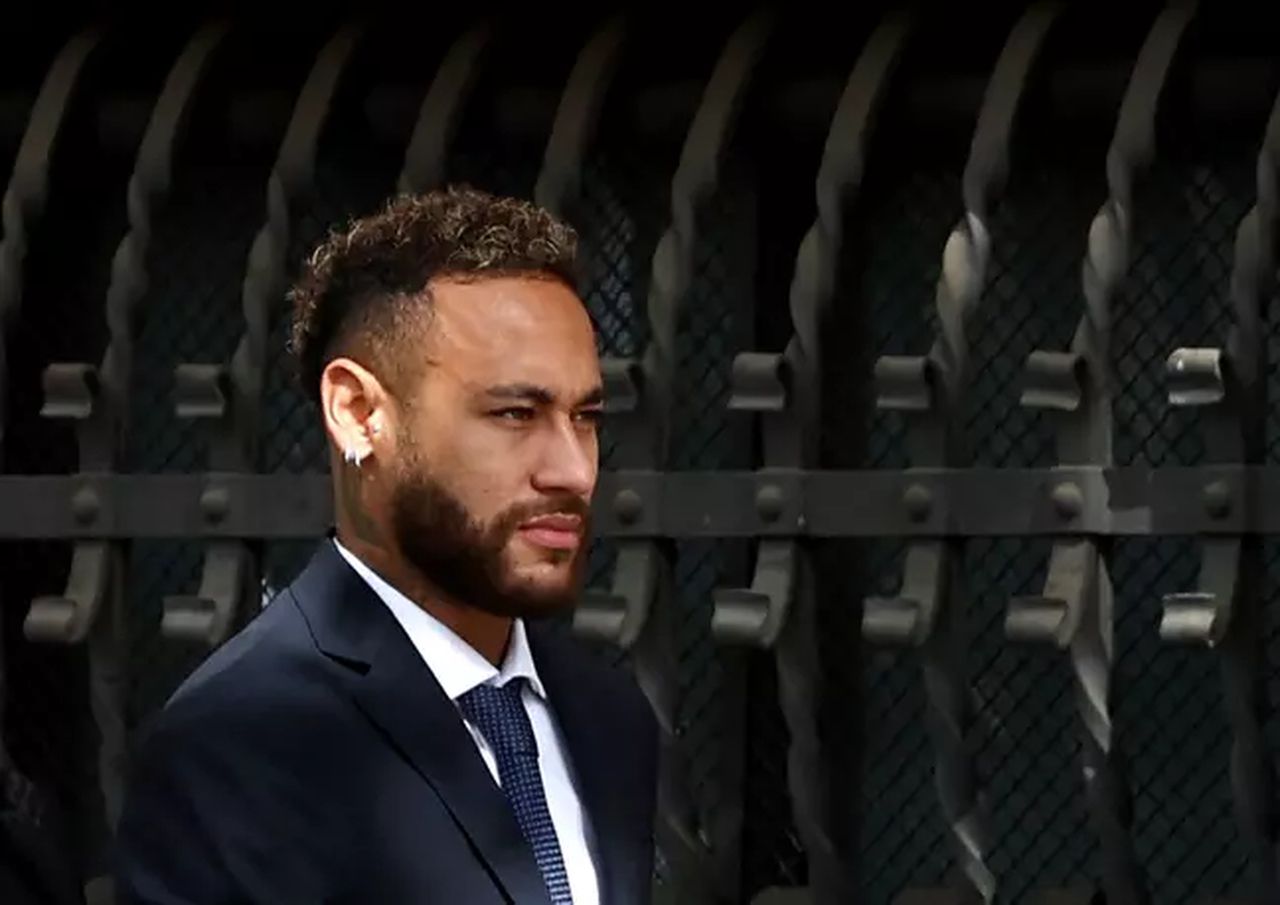 Neymar depõe e diz que assinava os documentos que o pai pedia