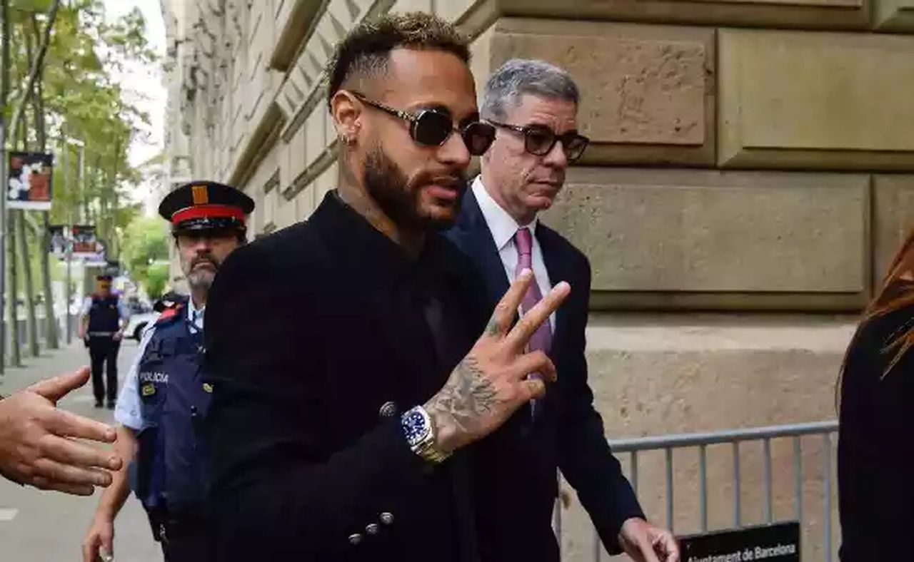 Neymar enfrenta julgamento em Barcelona a um mês da Copa do Mundo
