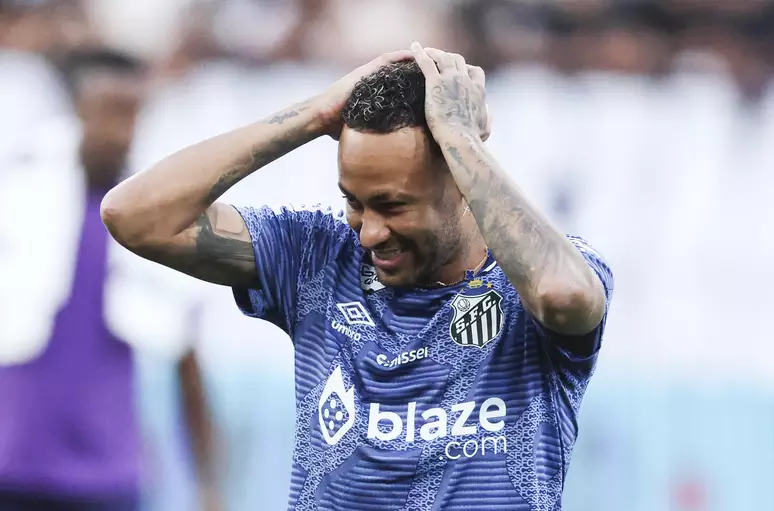 Neymar é ironizado por jornal espanhol: 'Dores não o impediram de pular o carnaval'