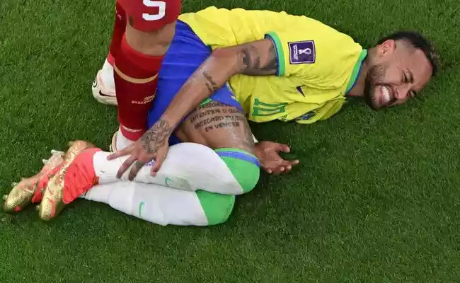 Neymar e Danilo, do Brasil, estão fora da primeira fase da Copa do Mundo