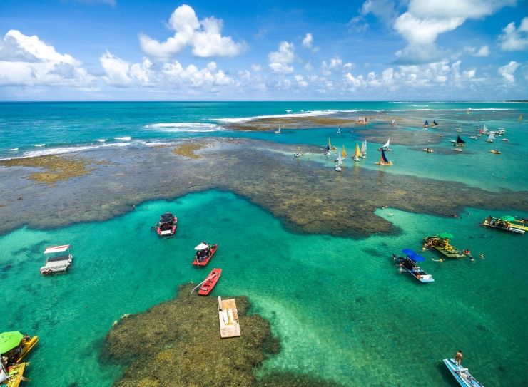 Paraíso no Nordeste brasileiro encanta turistas com mar azul e cristalino