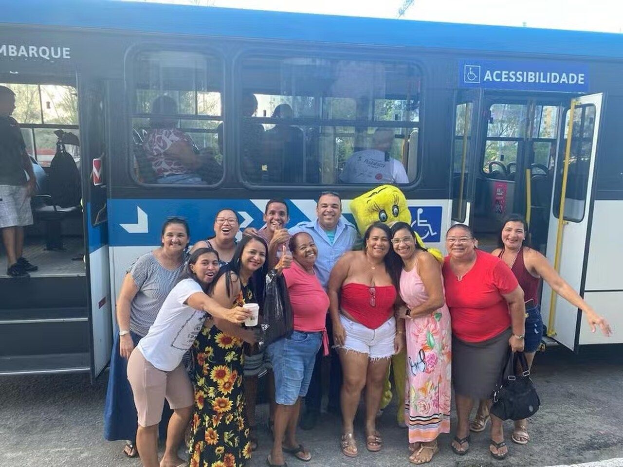 Bolo e até o 'Pintinho Amarelinho': motorista de ônibus ganha festa de aniversário surpresa em Maceió