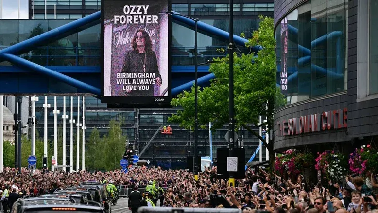 Milhares de fãs se despedem de Ozzy Osbourne em Birmingham