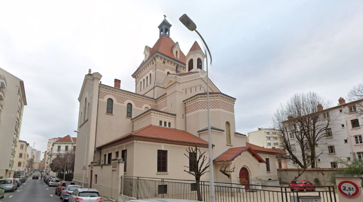 Padre renuncia às funções após anunciar que será pai durante missa