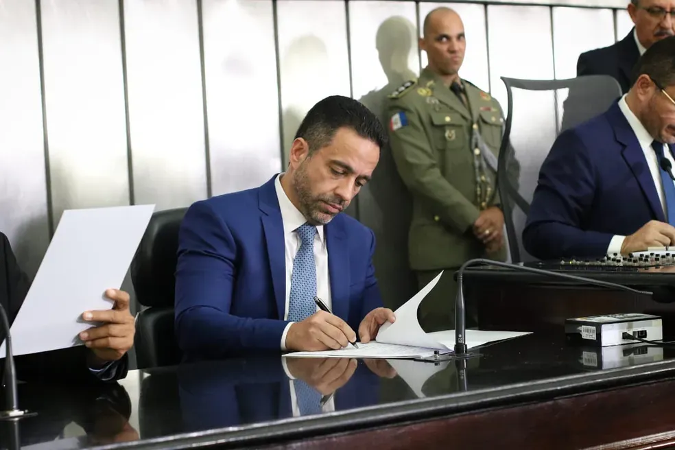 Paulo toma posse para 2º mandato como governador de AL e diz que é hora de 'desarmar palanques' para 'fazer a diferença'