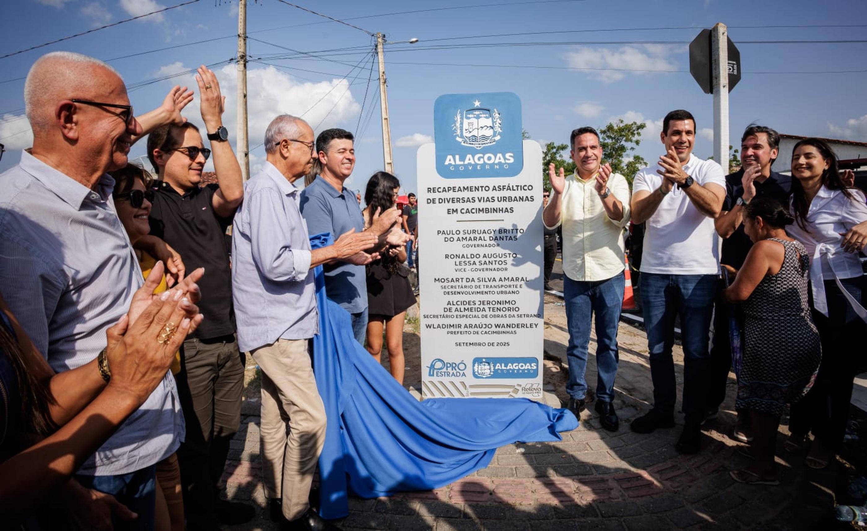 Em Cacimbinhas, Paulo Dantas entrega três quilômetros de pavimentação urbana