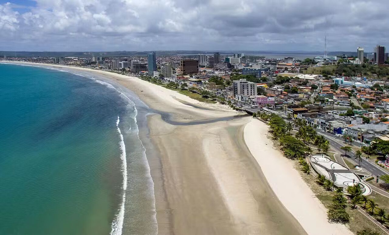 Banhistas devem aguardar 48h após chuvas intensas para entrar no mar; veja trechos impróprios em AL