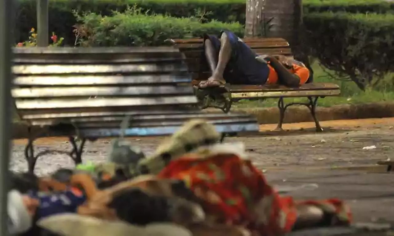 3,4 milhões saem da pobreza nas metrópoles brasileiras em 2022