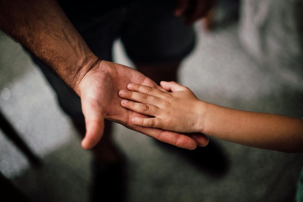 Licença-paternidade é valorizada por homens, mas pouco acessada por medo e desinformação