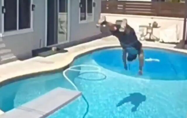 Entregador da Amazon mergulha na piscina de cliente completamente vestido
