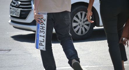 Projeto de lei prevê que placas de veículos voltem a modelo antigo que informa cidade e estado