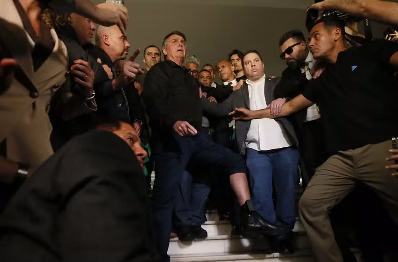 Entenda por que Bolsonaro não pode dar entrevistas e outras restrições