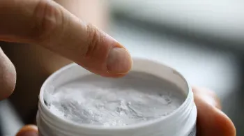 Anvisa proíbe a venda de dezenas de pomadas capilares; veja lista