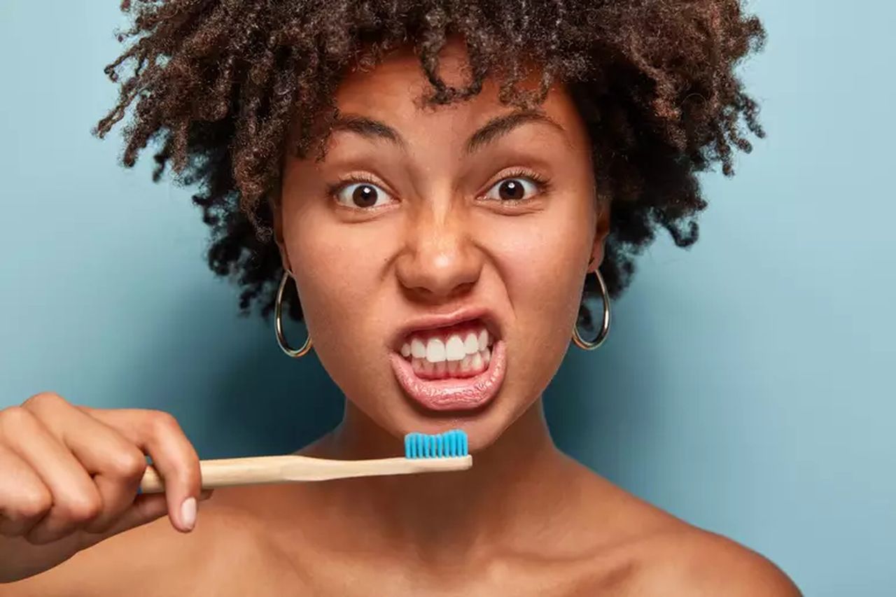 Sua escova de dente pode estar cheia de bactérias; saiba como limpar
