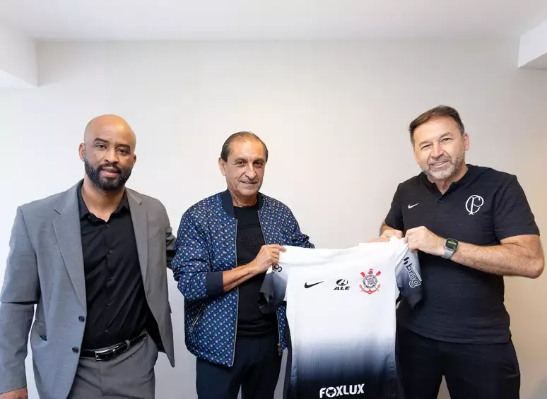 Corinthians anuncia a contratação do técnico Ramón Díaz