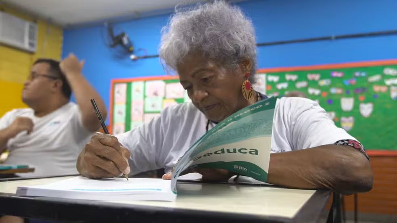 'Nunca vou deixar de estudar', diz idosa que sonhou em frequentar a escola e foi alfabetizada aos 90 anos