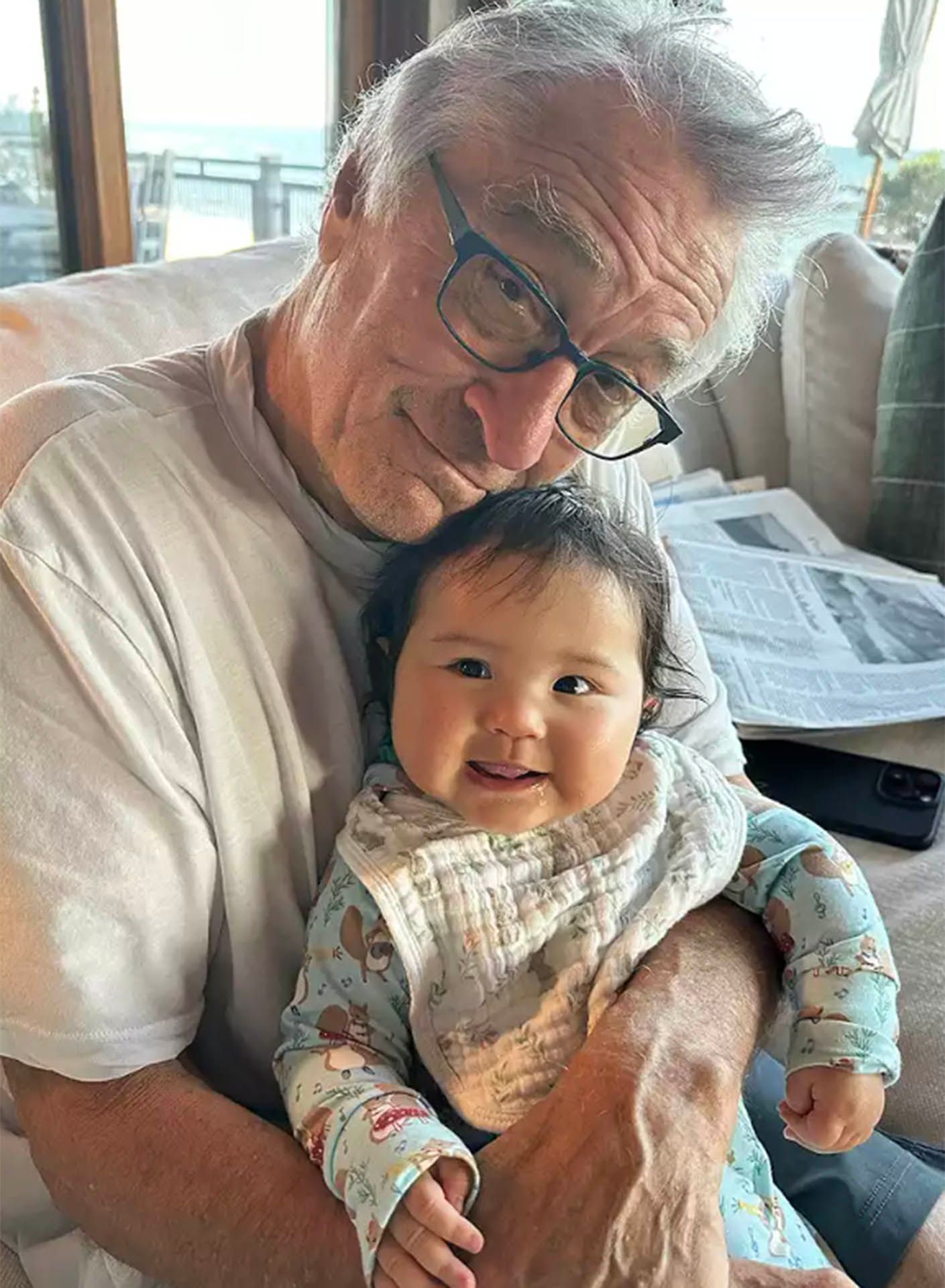 Aos 80 anos, Robert De Niro surge com a filha de 10 meses de vida