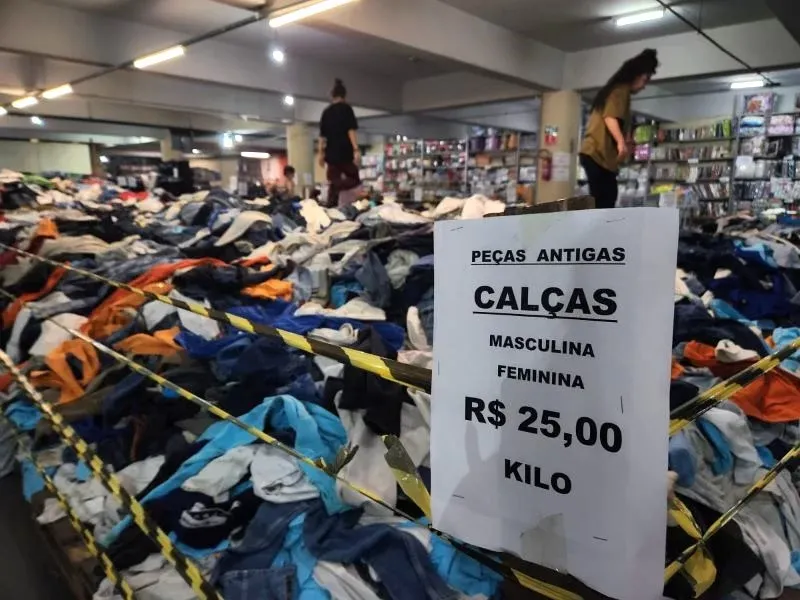 Lojas de roupa por quilo atraem “garimpeiros” e fãs de pechincha em SP