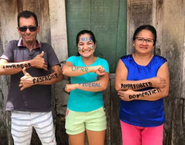 Jovem passa em Medicina após 18 tentativas e é a 1ª da família em uma universidade pública: 'Enem foi a minha oportunidade'