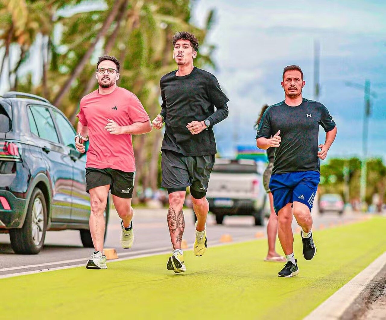 Corrida na orla, treino de pontaria... Firmino mantém a forma em Maceió durante as férias