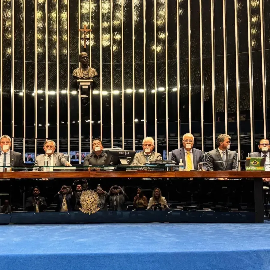 Senadores usam adesivos na boca em protesto por prisão de Bolsonaro