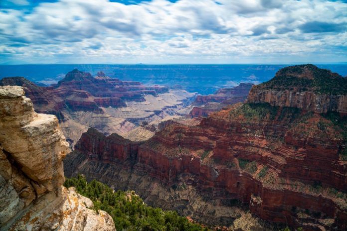 Menino sobrevive após cair em desfiladeiro de 30 metros no Grand Canyon