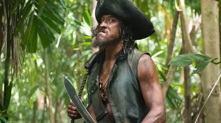 Ator de 'Piratas do Caribe' morre aos 49 anos após ser atacado por tubarão no Havaí