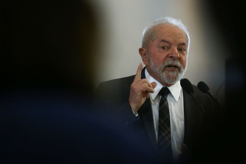 Lula promete renegociar dívidas da população com prefeituras e empresas