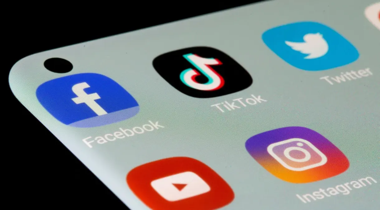 Geração Z prefere aprender e praticar inglês pelas redes sociais, diz estudo