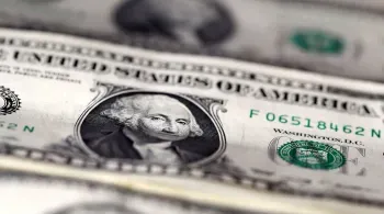 Dólar cai em início de semana com decisões de juros; Ibovespa recua