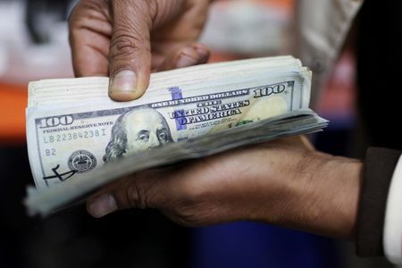 Dólar despenca e é negociado abaixo de R$ 5,60 após novas tarifas de Trump