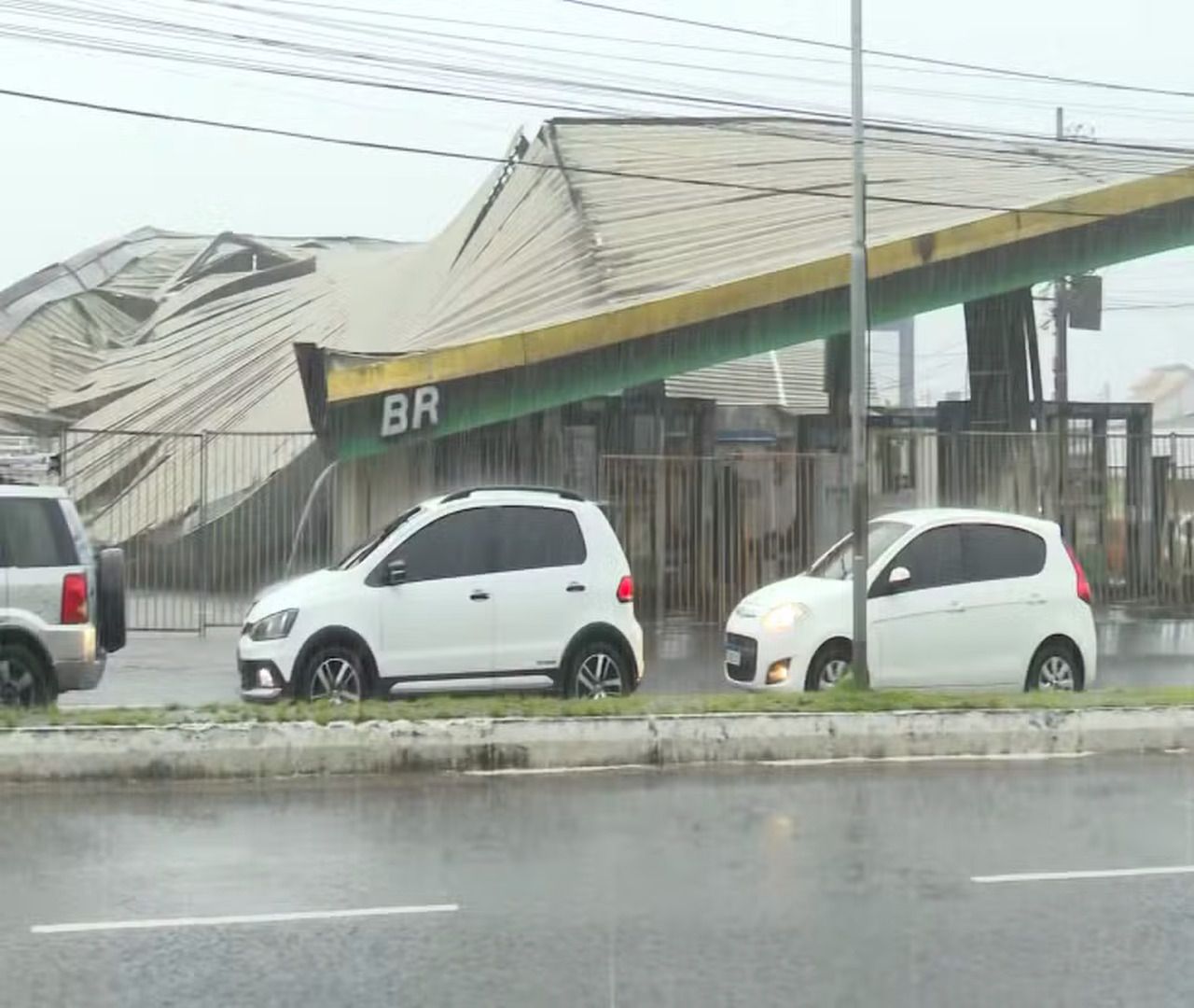 Fortes chuvas derrubam teto de posto de combustível em João Pessoa e provocam alagamentos