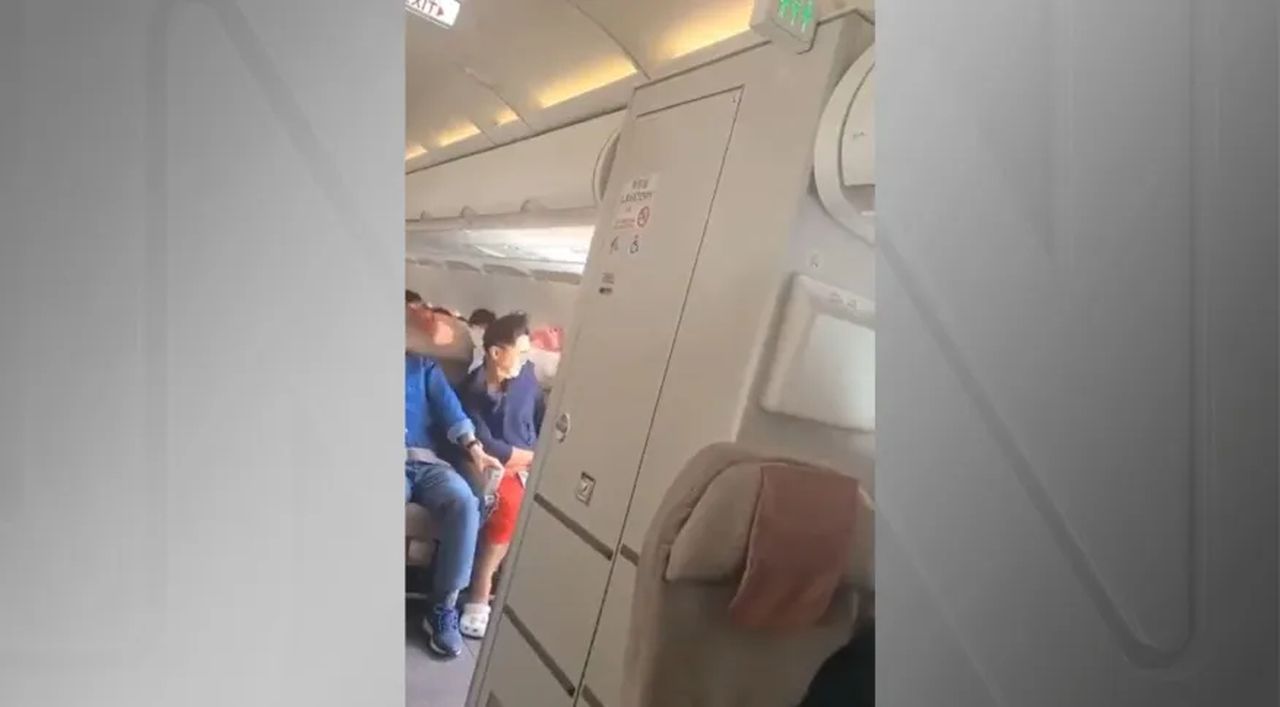 Homem é preso acusado de abrir porta de avião e causar pânico na Coreia do Sul