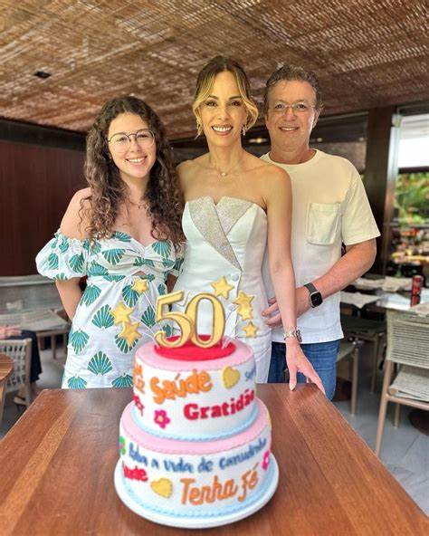Ana Furtado comemora aniversário ao lado da família: "Amores da minha vida"