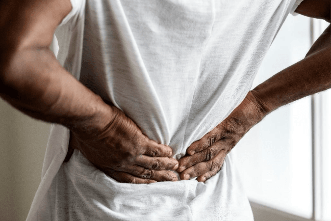 Dor nas costas pode ser sinal de alerta: urologista explica como identificar uma crise renal