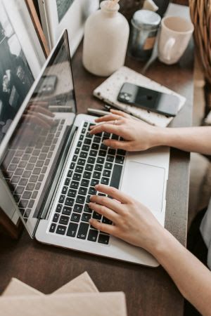 Empresas pressionam pelo fim do home office em meio a demissões e normatização do teletrabalho