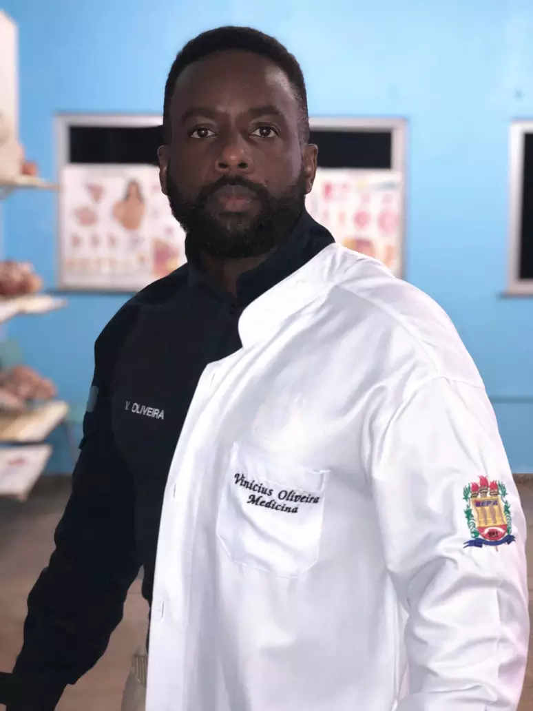 Criado em comunidade no Rio, filho de doméstica foi aprovado em medicina aos 34 anos: 'Era algo distante da minha realidade'