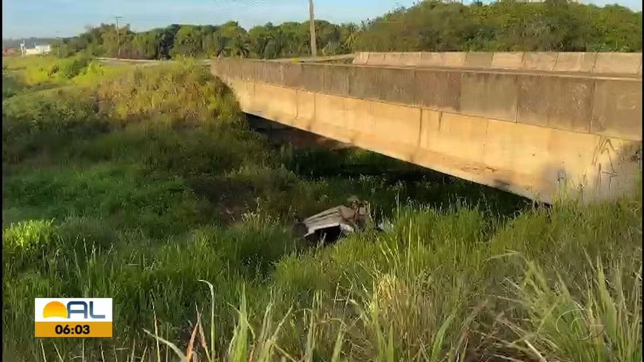 Motorista perde controle de carro cai de ponte na Barra de São Miguel, AL